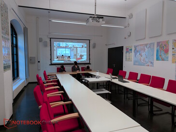 La salle de séminaire, avec l'arrivée d'un participant à Zoom