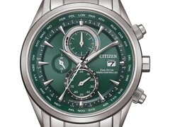 Montre Citizen World Chronograph A.T. AT8260-85X dotée d’un cadran vert, d’un boîtier et d’un bracelet en acier inoxydable, de trois sous-cadrans et d’une échelle d’heure mondiale.