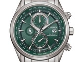 Montre Citizen World Chronograph A.T. AT8260-85X dotée d’un cadran vert, d’un boîtier et d’un bracelet en acier inoxydable, de trois sous-cadrans et d’une échelle d’heure mondiale.