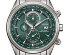 Montre Citizen World Chronograph A.T. AT8260-85X dotée d’un cadran vert, d’un boîtier et d’un bracelet en acier inoxydable, de trois sous-cadrans et d’une échelle d’heure mondiale.