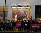 Des membres de l'IWGB et du RGWU manifestent devant Take Two House