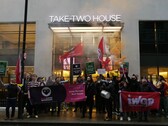 Des membres de l'IWGB et du RGWU manifestent devant Take Two House
