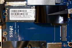 Samsung PM9A1 et un emplacement SSD gratuit
