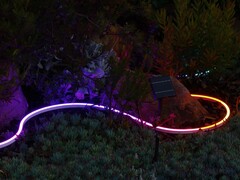 Le LIFX Smart Neon Flex Light fait partie d&#039;une gamme de nouvelles lampes intelligentes pour l&#039;extérieur. (Source de l&#039;image : LIFX)