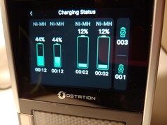 L'état de charge affiche le type de cellule, le niveau de charge, le temps de charge et le nombre de cellules chargées et défectueuses. (Source de l'image : Notebookcheck)