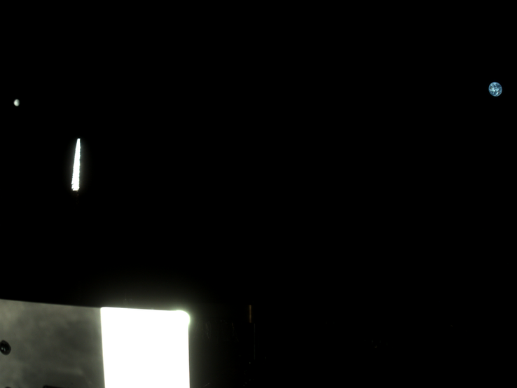 Image prise par StowCam montrant la Terre à droite et la Lune à gauche. (Source de l'image : NASA/Goddard/Université d'Arizona/Lockheed Martin)