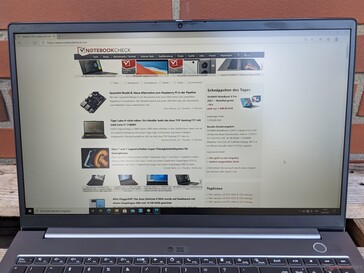 Utilisation du Lenovo ThinBook 15 Gen2 en extérieur (à l'ombre par une journée ensoleillée)