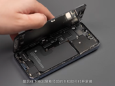 Un iPhone 13 Pro, disséqué pour les caméras. (Source : WekiHome)