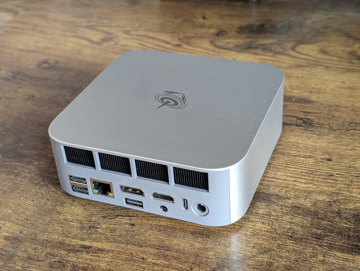 Arrière : 2x USB-A 3.2 Gen. 2 (10 Gbps), RJ-45 (2,5 Gbps), DisplayPort 1.4, USB-A 2.0, HDMI 2.1, casque 3,5 mm, USB-C 10 Gbps avec DisplayPort + Power Delivery, adaptateur CA