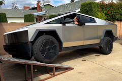 Le Tesla Cybertruck obtient des résultats plutôt médiocres dans les tests d'articulation, probablement en raison de son recours à une suspension pneumatique et à des articulations qui ne tiennent pas compte de la route. (Source de l'image : Car and Driver sur YouTube)