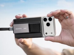 L'Adata SR800 est une banque d'alimentation sans fil de 5 000 mAh à laquelle est rattaché un disque dur SSD. (Source de l'image : Adata)