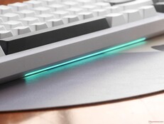 Eclairage d'accentuation Epomaker Galaxy68 sur le bord avant.