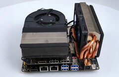 Le FA65G est équipé de refroidisseurs de CPU et de GPU personnalisés et d&#039;une configuration GPU MXM rare. (Source de l&#039;image : 小明白 sur Youtube)