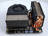 Le FA65G est équipé de refroidisseurs de CPU et de GPU personnalisés et d'une configuration GPU MXM rare. (Source de l'image : 小明白 sur Youtube)