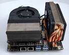 Le FA65G est équipé de refroidisseurs de CPU et de GPU personnalisés et d'une configuration GPU MXM rare. (Source de l'image : 小明白 sur Youtube)