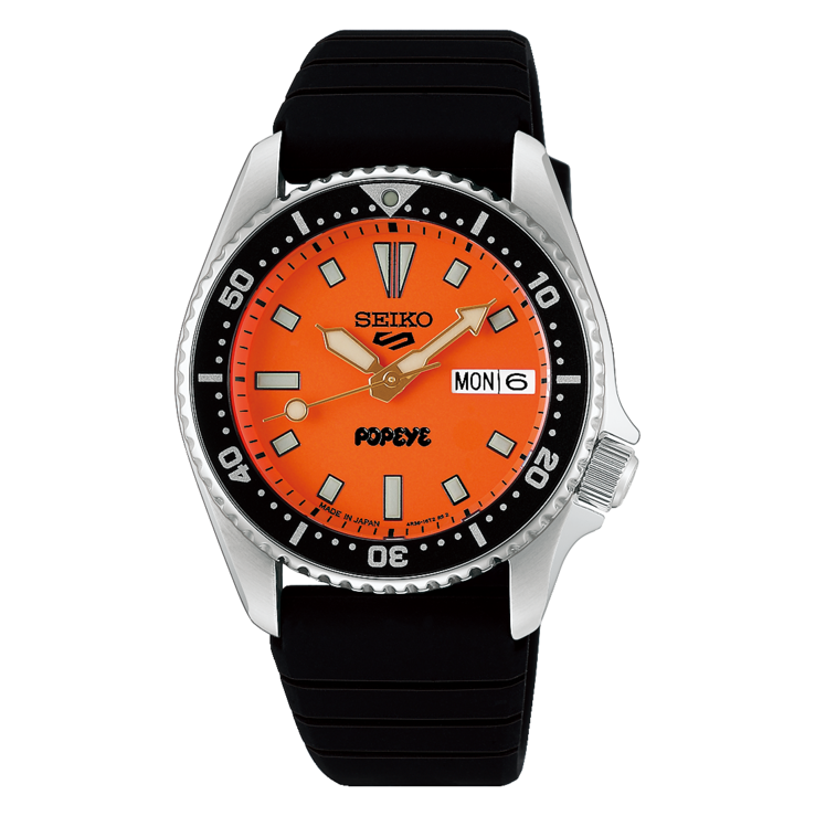 Vue de face de la Seiko 5 Sports x Popeye HDB013, mettant en valeur son cadran orange et sa lunette tournante noire,