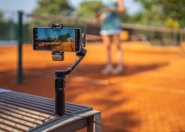 La tourelle Hohem V3 Ultra pour smartphone est équipée d'une télécommande à écran tactile détachable de 1,22 pouce (Image source : Hohem)