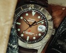 Montre de plongée Huckberry x Timex Deepwater Reef 200 avec cadran marron, boîtier en acier inoxydable, lunette noire et bracelet marron assorti.