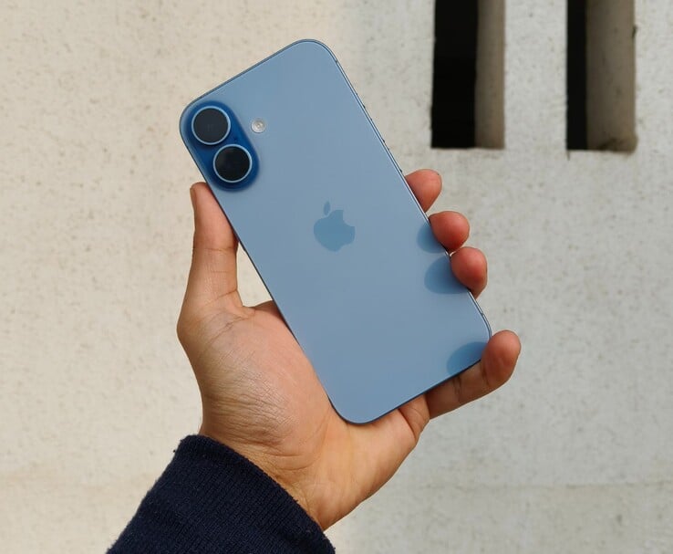 Design arrière de l'iPhone 16 Apple en bleu, montrant un double appareil photo et un dos en verre (Image source : Yetnesh Dubey)