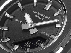 Sur la photo : la Casio G-Shock GMA-P2110-1AER.