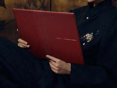 Le MateBook Fold dans sa nouvelle finition Ruihong. (Source de l'image : Huawei)