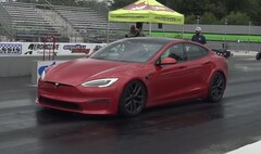 La Tesla Model S Plaid est déjà aussi rapide qu'un guépard en chasse, mais Miguel Roy a dû aller plus loin. (Source de l'image : DragTimes via YouTube)