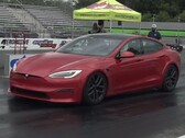 La Tesla Model S Plaid est déjà aussi rapide qu'un guépard en chasse, mais Miguel Roy a dû aller plus loin. (Source de l'image : DragTimes via YouTube)