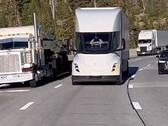 Un Tesla Semi dépasse des camions ICE à Donner Pass (image : Zanegler/Twitter)