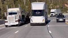 Un Tesla Semi dépasse des camions ICE à Donner Pass (image : Zanegler/Twitter)