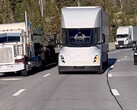 Un Tesla Semi dépasse des camions ICE à Donner Pass (image : Zanegler/Twitter)