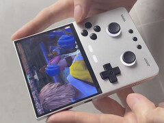 La TrimUI Brick Pro jouant à Final Fantasy XV. (Source de l'image : via Neon Rabbit)