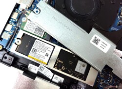 Vous pouvez accéder au disque SSD M.2 après avoir retiré le couvercle