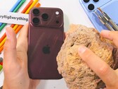 De nombreuses rayures au dos de l’iPhone 18 Pro (Max) peuvent être simplement effacées — mais pas toutes, comme le montre le test de résistance.