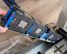 Huit cartes Apple M5 montées sur un seul support, faisant partie d'un serveur lame plus grand