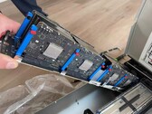 Huit cartes Apple M5 montées sur un seul support, faisant partie d'un serveur lame plus grand