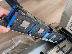 Huit cartes Apple M5 montées sur un seul support, faisant partie d'un serveur lame plus grand