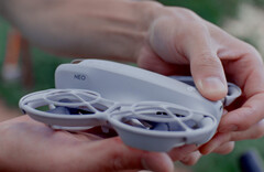 DJI a introduit une mise à jour substantielle de son premier drone de 135 g. (Source de l'image : DJI)