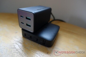 Le nouveau chargeur UGREEN face à son homologue RAVPOWER 120W.