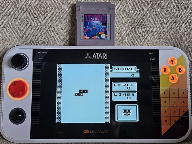 Tetris de la GameBoy démarre directement et semble mieux sur le grand écran que sur l'original (Image source : Marc Zander, Notebookcheck)