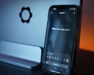 Un smartphone doté d’une interface de chat basée sur l’IA qui tient dans une main