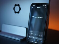 Un smartphone doté d’une interface de chat basée sur l’IA qui tient dans une main