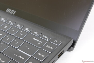 Le couvercle soulève la base à un angle lorsqu'il est ouvert, comme sur de nombreux modèles Asus ZenBook ou VivoBook