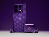 Le Motorola Signature et le Moto Buds 2 Plus en Pantone Violet Indigo.