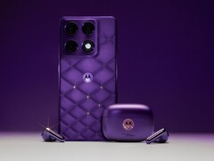 Le Motorola Signature et le Moto Buds 2 Plus en Pantone Violet Indigo.