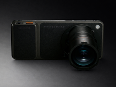 Le Find X9 Ultra avec un accessoire téléconvertisseur monté.