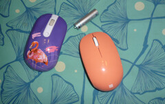 La souris Bluetooth, à droite, à côté d&#039;une souris de 6 dollars US d&#039;une marque beaucoup moins connue, qui n&#039;est plus utilisée, à gauche (Source d&#039;image : Own)