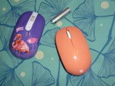 La souris Bluetooth, à droite, à côté d'une souris de 6 dollars US d'une marque beaucoup moins connue, qui n'est plus utilisée, à gauche (Source d'image : Own)