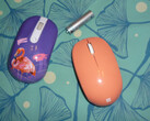 La souris Bluetooth, à droite, à côté d'une souris de 6 dollars US d'une marque beaucoup moins connue, qui n'est plus utilisée, à gauche (Source d'image : Own)