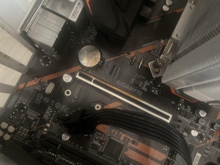 Carte mère Gigabyte avec des traces de brûlures sur le slot PCIe. (Source de l'image : user_634494 sur Quasar Zone)