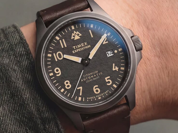 Montre Timex Expedition Field Post Titanium portée au poignet, montrant son cadran noir et son boîtier en titane noir.